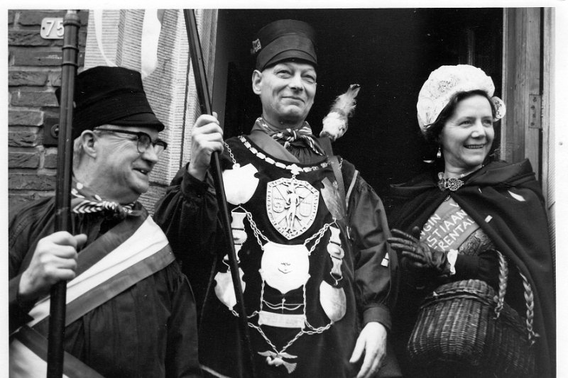 koninghuldiging1968_02.jpg - De koning Albert Slegers met zijn echtgenote koningin en hoofdman Jos van Roey