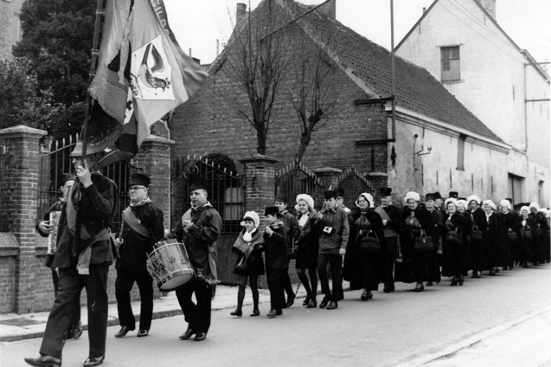 koninghuldiging1968_04.jpg - Optocht in de Koppelandstraat