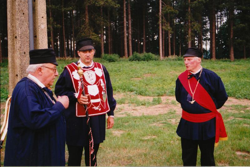 koningsschieting1999_13.jpg - Uiteindelijk, in de 25° ronde, schoot Marc Dankers de papegaai af.