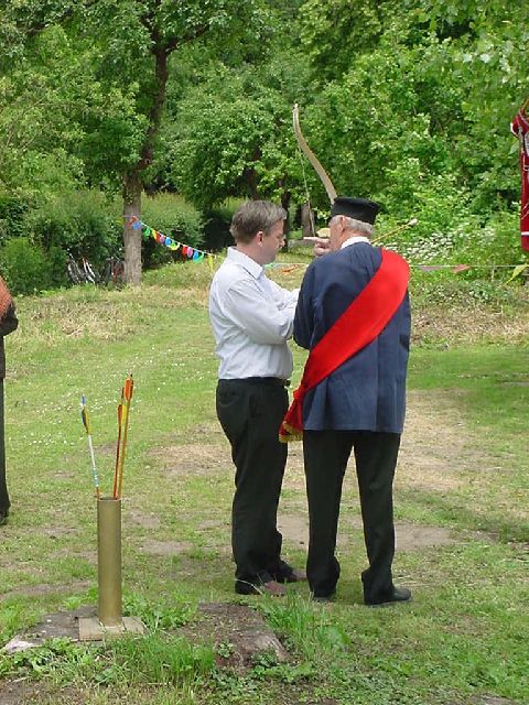 koningsschieting2005_07.jpg - de burgemeester, Jan Peeters, lost een ereschot