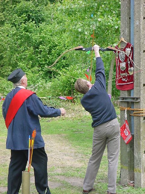 koningsschieting2005_12.jpg - erelid Fons Michiels krijgt de kans