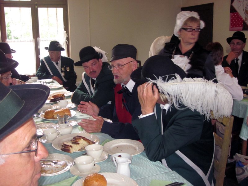 koningsschieting_2011_10.JPG - gildekapelaan pater Kristiaan imponeert met straffe verhalen