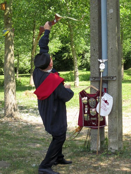 koningsschieting_2011_31.JPG - de hoofdman plaatst een ereschot