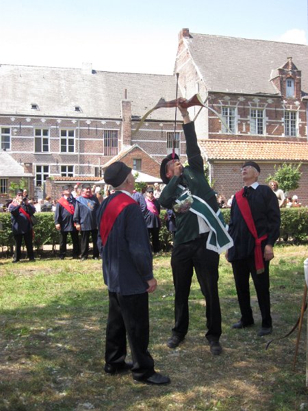 koningsschieting_2011_40.jpg - ereschot door de hoofdman van de  sint antonius abt gilde