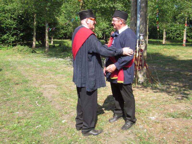 koningsschieting_2011_48.JPG - Ludo Boeckx aanvaardt het koningsschap