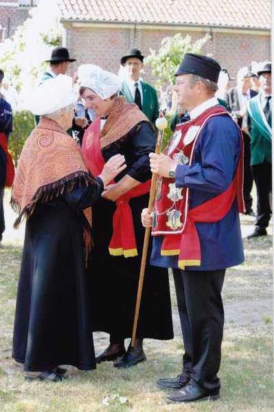 koningsschieting_2011_54.jpg - De vrouw van Luod, Ria Cliisen, wordt koningin