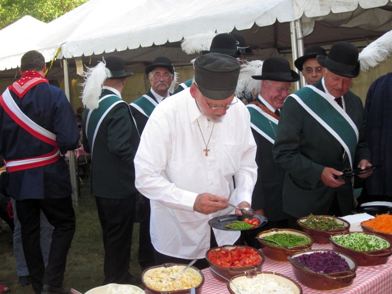 koningsschieting_2011_67.JPG - de schieting wordt afgesloten met een lekkers BBQ