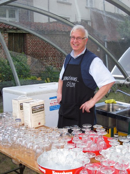 koningsschieting_2011_69.JPG - de onvermoeibare barman Jef Haest
