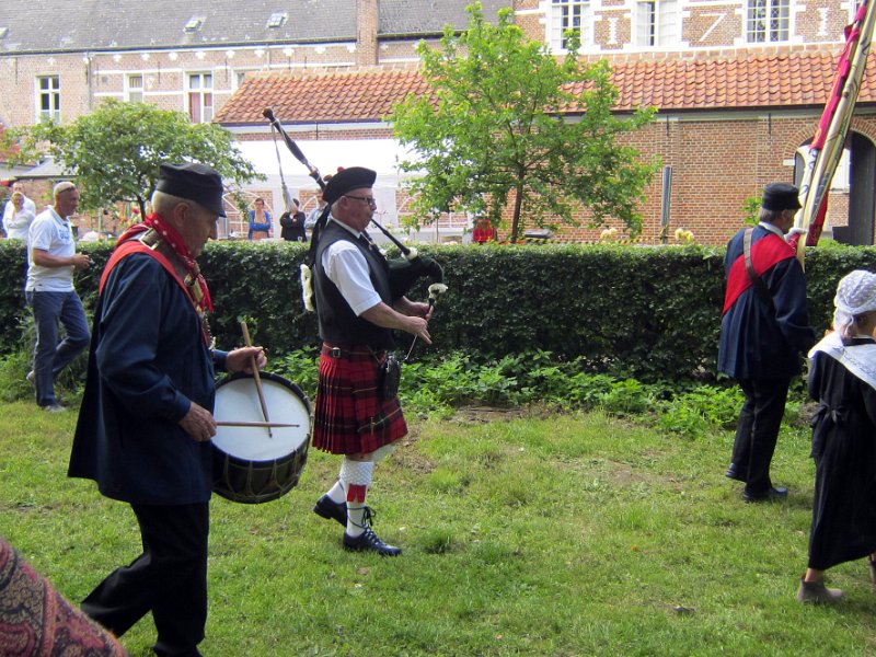koningsschieting_2014_02.JPG - De "oude" koning Ludo Boeckx wordt symbolisch "uitgehaald".