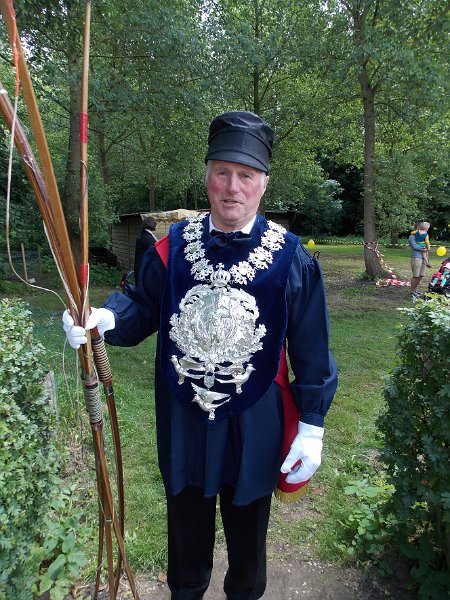 koningsschieting_2014_10.JPG - burgemeester Jan Peeters en pastoor Vic Nijs in overleg