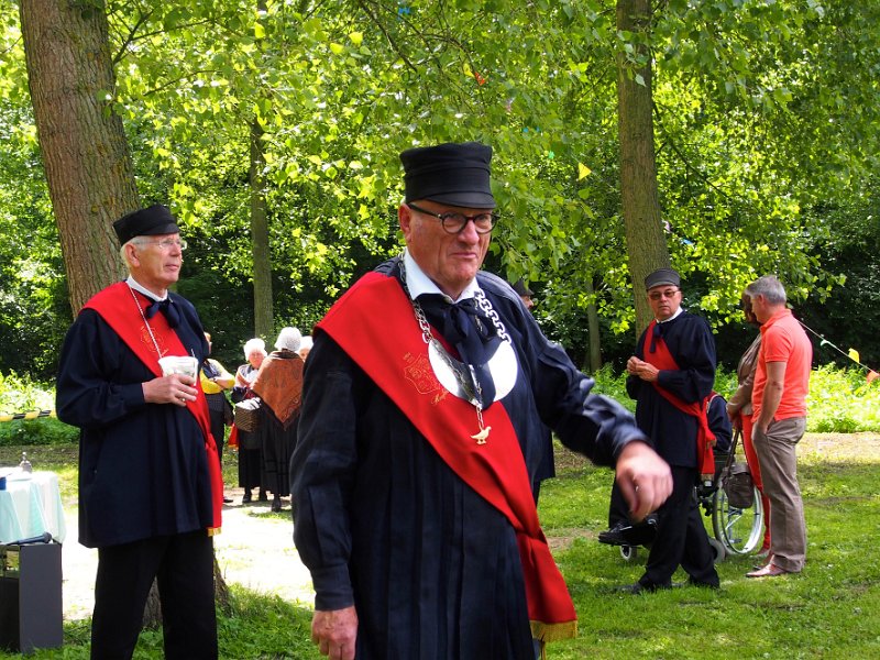 koningsschieting_2014_17.JPG - De hoofdman begint eraan