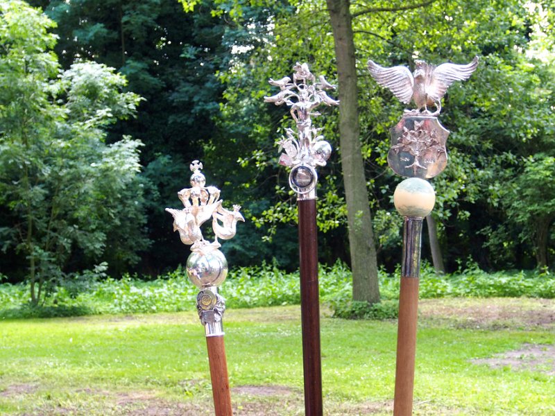 koningsschieting_2014_21.JPG - De keizersstaf, de staf van de hoofdman (met relekwiehouder) en de staf van de koning.