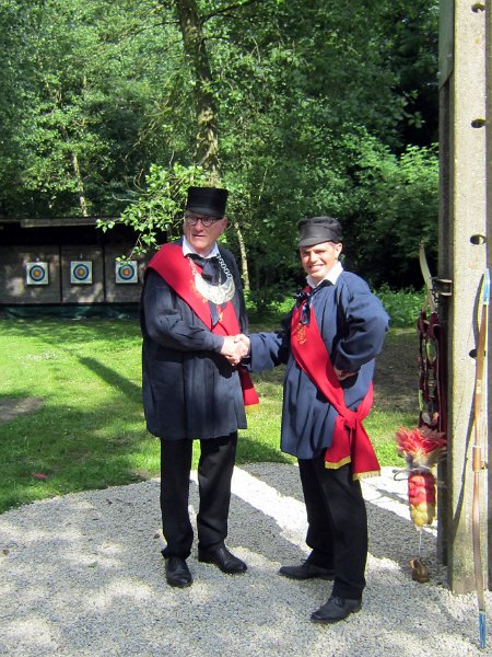koningsschieting_2014_56.JPG - De hoofdman feliciteert Davy Van Kerckhoven bij de 32° ronde.