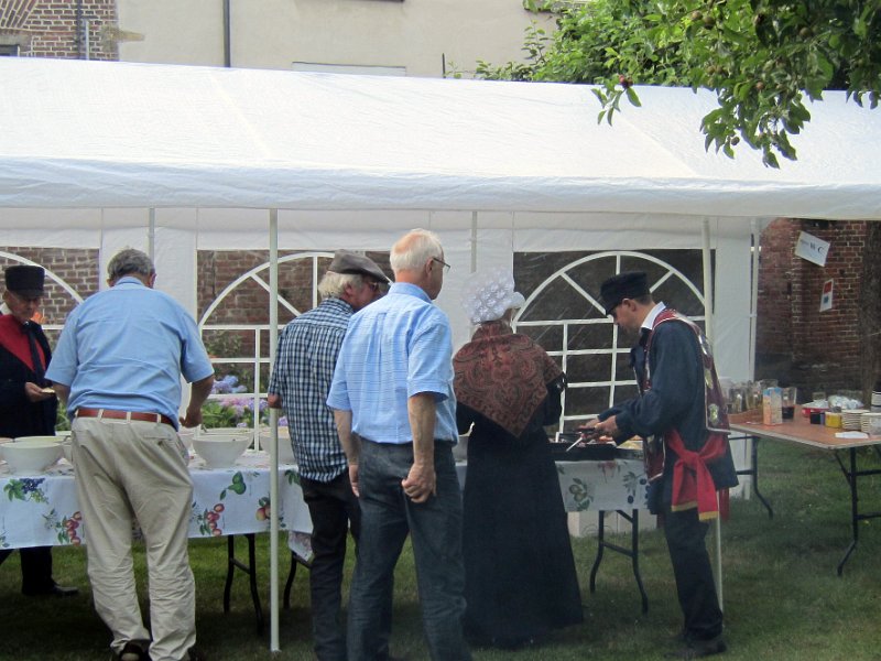 koningsschieting_2014_67.JPG - Aanschuiven voor de lekkere BBQ
