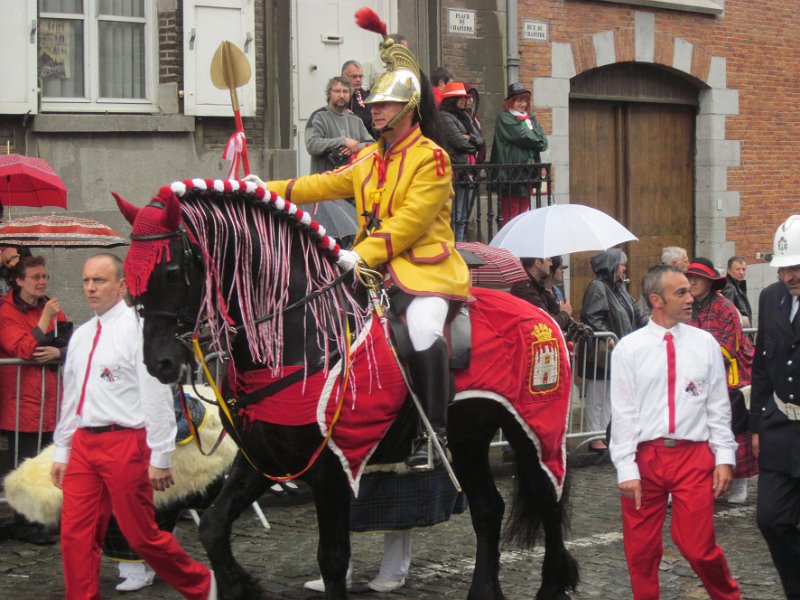 mons2012_06.JPG -                                saint-georges met zijn speer