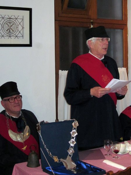 paasfeest2012_10.JPG -                                de kapitein Jan Berghmans over "orde en tucht" in de gilde vroeger en nu.