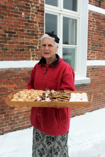 patroonsfeest2013_25.JPG - Buurvrouw Janneke met een klein deel van het schitterend dessert