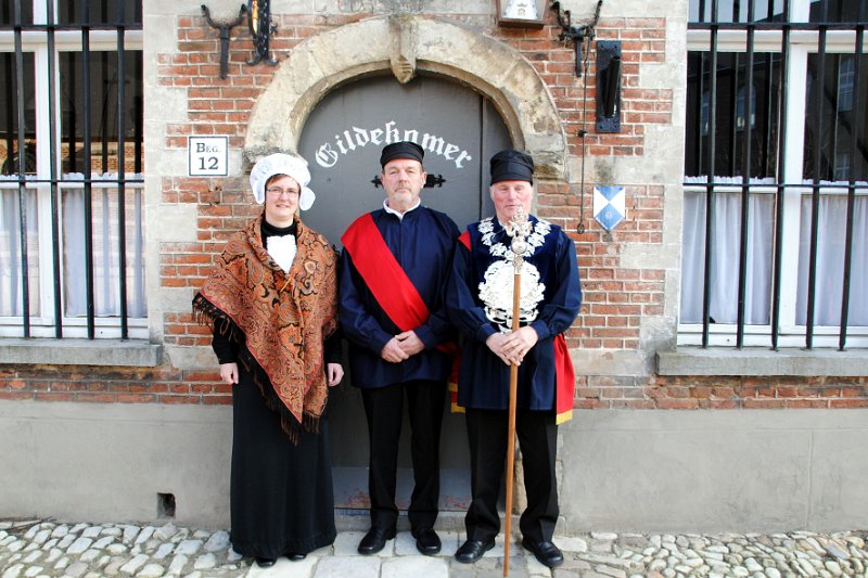 patroonsfeest2017_08.jpg - Het nieuwe beëdigde lid Lucas Krols met meter An Rombaut en peter Louis Van den Broeck 