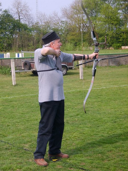 schietspel2011_15.JPG - Gust Vandersteen demonstreert perfekte houding na lossen van pijl.