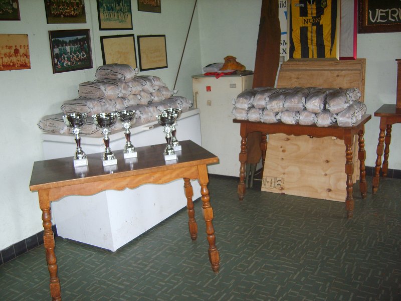schietspel2011_27.JPG - prijzentafel : de trofees en het krentenbrood