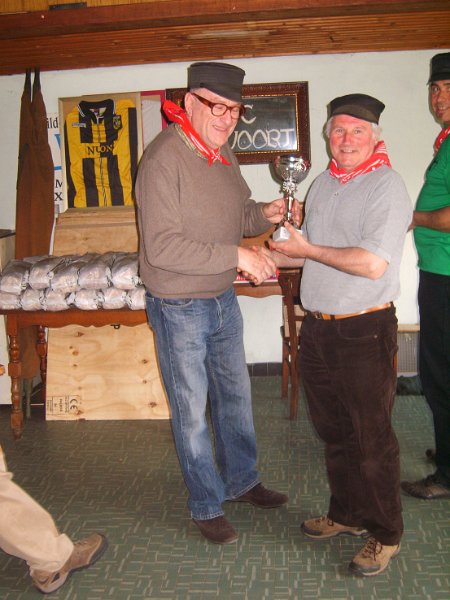 schietspel2011_38.JPG - keizer Louis Van Den Broeck ontvangt trofee eerste ploeg