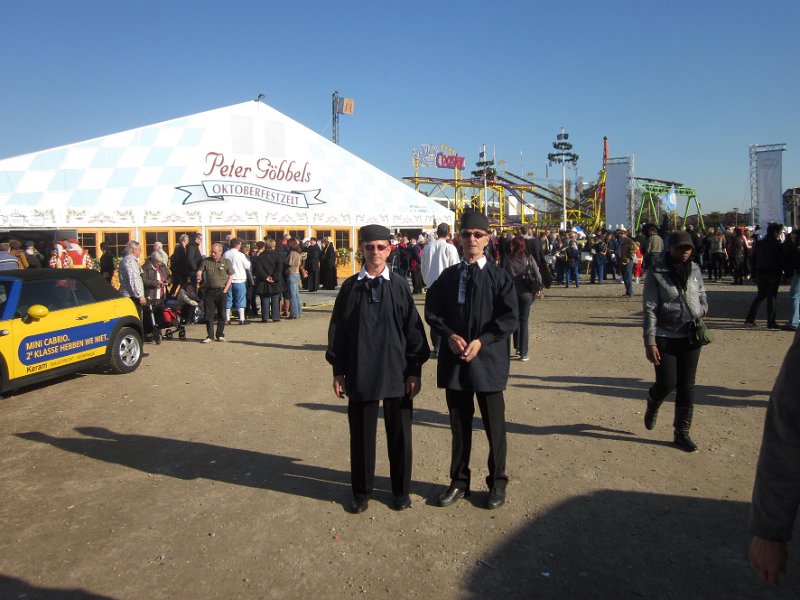 sittard2011_05.JPG - de festzelt wacht ons op