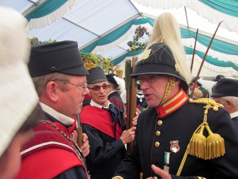 sittard2011_08.JPG - ontvangst door personlateit van de organiserende stadsschutterij Sint Rosa