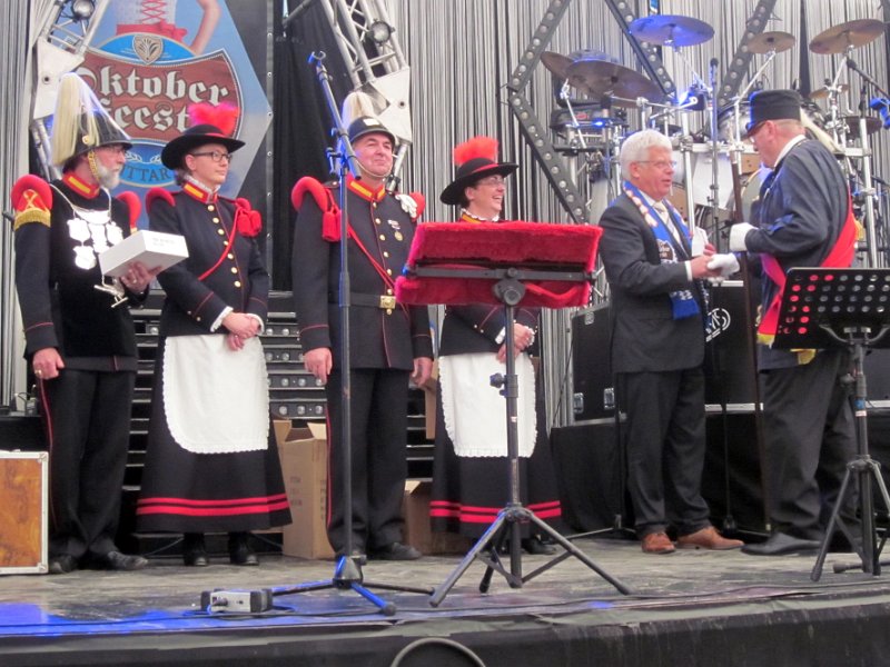 sittard2011_12.JPG - Begroeting van onze hoofdman door de burgemeester van Sittard, de heer Sjraar Cox.