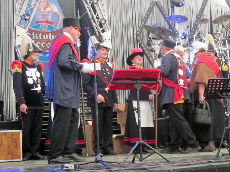 sittard2011_13.JPG - begroeting van onze koning door de raad van Sint Rosa