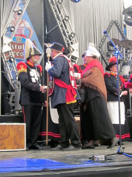 sittard2011_14.JPG - begroeting van onze koning door de koning van Sint Rosa, Theo Arets