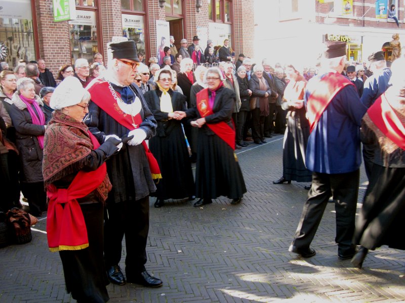 sittard2011_18.JPG - Op tijd en stond werd tijdens de optocht een dansje weggegeven.