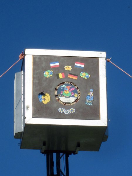 sittard2011_30.JPG - Kogelvanger met vogel.  Bedoeling is alle houten bevestigingsstokjes rond de vogel weg te schieten